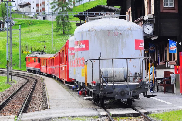 Arosa Schweiz Juni 2010 Passagerar Och Godståg Avgår Från Plattformen — Stockfoto