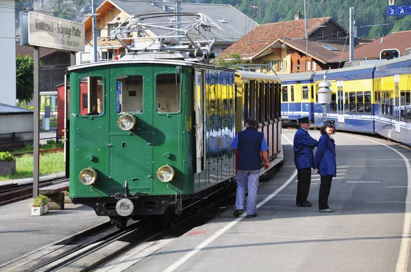 Wilderswil Švýcarsko Června 2010 Nástupiště Přijíždí Osobní Vlak Lauterbrunnenu — Stock fotografie