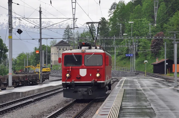 Locomotiva Elétrica Chega Plataforma Após Chuva Filisur Suíça — Fotografia de Stock