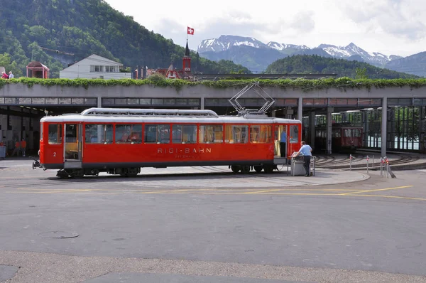 Vitznau Suiza Junio 2010 Coche Tren Retro Pasajeros Junto Depósito — Foto de Stock
