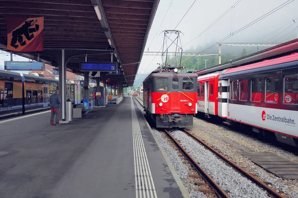 Interlaken Schweiz Juli 2012 Personenzüge Und Lokomotive Stehen Bahnsteig — Stockfoto