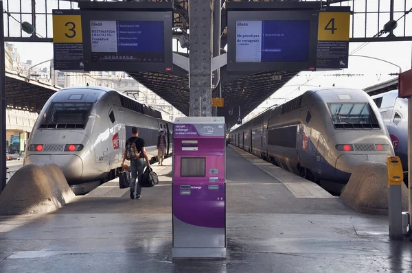 Paris, France - June 23, 2010: TGV trains stand by railway station platforms. — Stock Photo, Image