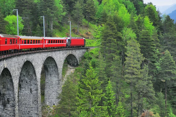 Comboio de passageiros vai de Chur para St. Moritz . — Fotografia de Stock