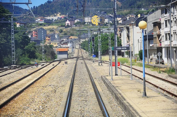 Rua Petin, İspanya - 22 Haziran 2012: Yaz gününde tren istasyonu manzarası.