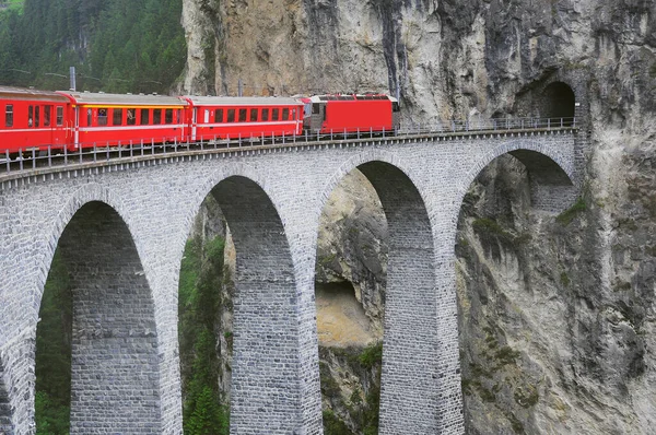 Passenger train goes from Chur to St. Moritz on Landwasser viaduct. — Stock Photo, Image