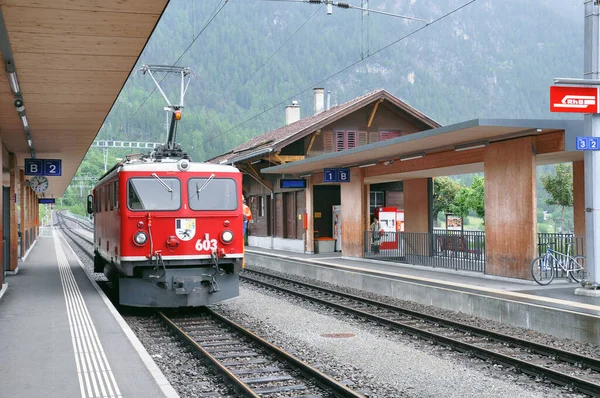 Filisur Szwajcaria Czerwca 2010 Lokomotywa Pasażerska Porusza Się Wzdłuż Peronu — Zdjęcie stockowe