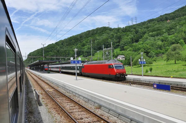 Tren Pasajeros Mueve Largo Plataforma Suiza — Foto de Stock