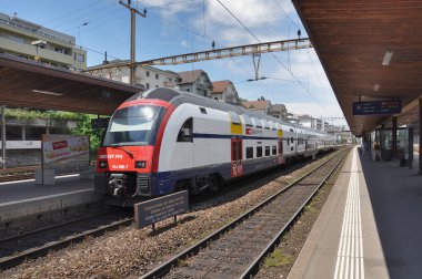 Zug, İsviçre - 09 Haziran 2010: Yolcu treni platform boyunca hareket ediyor.