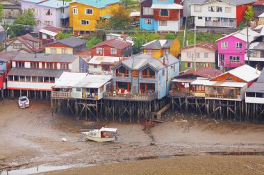 Sular çekildiği zaman deniz kenarındaki evler. Castro mu? Şili.