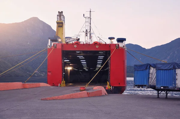Transbordador Carga Puerto Montt Por Muelle Puerto Chacabuco Chile — Foto de Stock