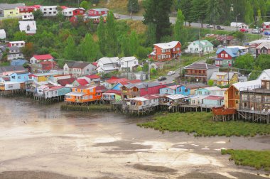 Sular çekildiği zaman deniz kenarındaki evler. Castro mu? Şili.