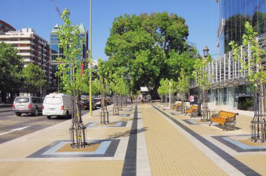 Santiago, Şili - 20 Şubat 2013: İş bölgesindeki şehir sokağı.