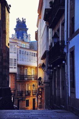 La Coruna, İspanya - 20 Haziran 2010: Tarihi şehir merkezinde dar sokaklar.