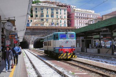 Cenova, İtalya - 22 Mayıs 2012: Gündüz vakti tren istasyonu görünümü.