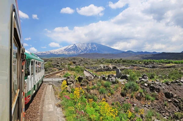 Поезд Движется Вокруг Вулкана Этна Сицилия Италия — стоковое фото