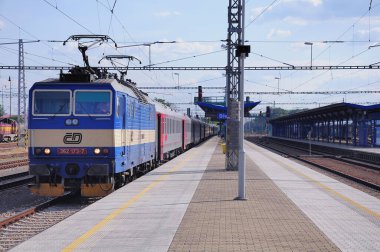 Breclav, Çek Cumhuriyeti - 27 Mayıs 2012: Yolcu treni platformun yanında duruyor.