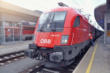 Linz, Avusturya - 27 Mayıs 2012: Yolcu treni platformun yanında duruyor.