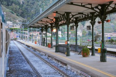 Taormina, İtalya - 08 Mayıs 2012: Yolcu treni platforma yanaşıyor.