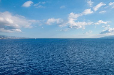 Akşam vakti Messina Boğazı 'nda. Sicilya. İtalya.