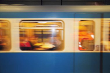 Tren metro istasyonundan kalkıyor. Münih. Almanya.