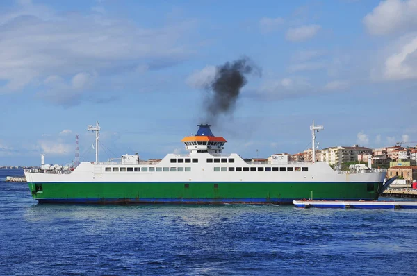 O ferry de Reggio di Calabria para Messina parte. — Fotografia de Stock