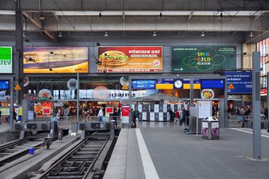 Münih, Almanya - 07 Mayıs 2012: Tren istasyonu binasının içindeki kafe ve dükkanlar.