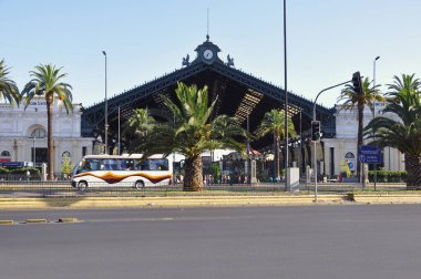 Santiago, Şili - 20 Şubat 2013: Tren istasyonunun dışı.