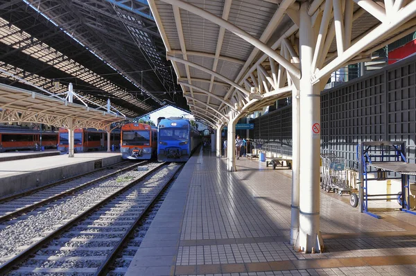 2013年 平成25年 2月20日チリ サンティアゴ中央駅ホームに旅客列車が停車 — ストック写真