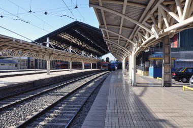 Santiago, Şili - 20 Şubat 2013: Gün batımında merkez tren istasyonu manzarası.