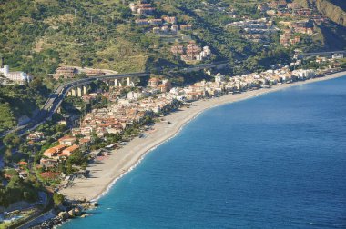 İyon Denizi kıyısındaki hava manzarası. Taormina. Sicilya. İtalya.