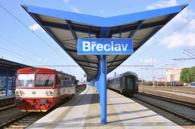 Breclav, Çek Cumhuriyeti - 27 Mayıs 2012: Akşam saatlerinde tren istasyonu manzarası.