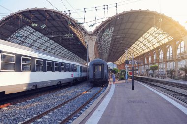 Nice, Fransa - 26 Mayıs 2012: Gün batımında tren istasyonu manzarası.