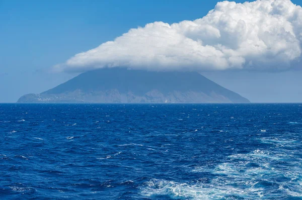 Stromboli Eiland Met Cloud Aan Bovenkant Italië — Stockfoto