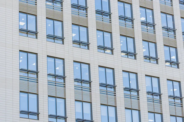 Extérieur de l'immeuble de bureaux dans le centre-ville financier. — Photo