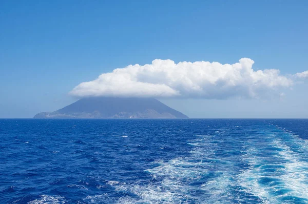 Stromboli Eiland Met Cloud Aan Bovenkant Italië — Stockfoto