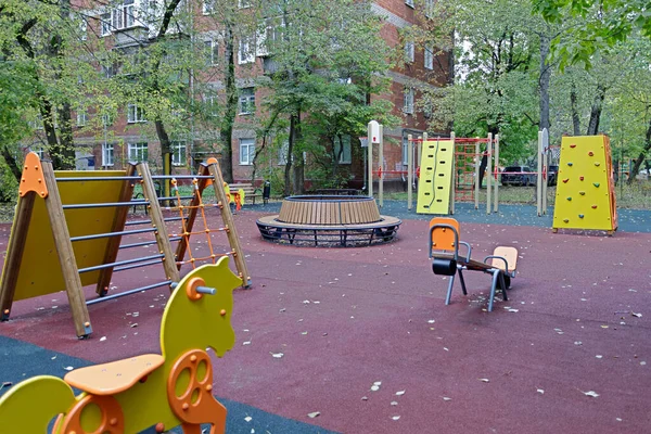 Üres Játszótér Különböző Hintákból Álló Gyermekkomplexum Udvaron Egészséges Kikapcsolódás Gyermekfejlődés — Stock Fotó
