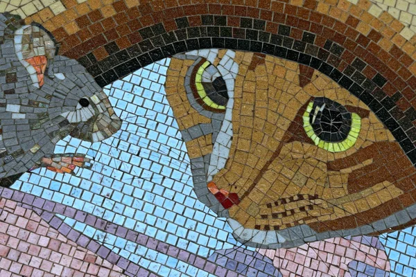 Zelenogradsk, Kaliningrad bölgesi, Rusya, 09.14.2021 Mozaik paneli bir kedi ve bir fareyi resmediyor. Zelenogradsk 'ta halka açık yürüyüş alanı.