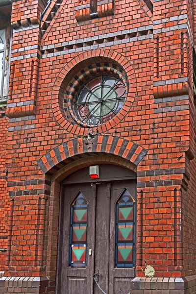 Είσοδος Του Παλιού Κτιρίου Κόκκινα Τούβλα Μια Ξύλινη Πόρτα Χρωματιστά — Φωτογραφία Αρχείου