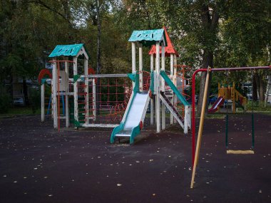 Boş çocuk parkı. Çocuklar için açık hava oyunları için ekipman. Sağlıklı eğlence ve çocuk gelişimi kavramı.