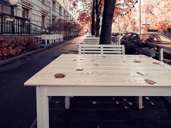 Lege Tafels Van Een Café Een Herfstdag — Stockfoto