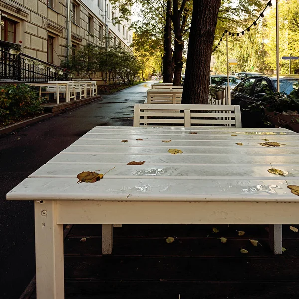 Leere Tische Eines Straßencafés Einem Herbsttag — Stockfoto