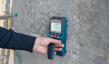 Beton yapıların güvenilirliğinin incelenmesi. Beton ve mühendislik geçmişinin ultrasonik incelemesi için bir cihaz. Güvenli yapı kavramı.