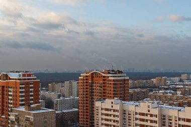 Çatılar ve karla kaplı yüksek konutlar. Şehirde kar yağışı var. Isıtma mevsimi. Rusya, Moskova, Izmailovsky Bölgesi.