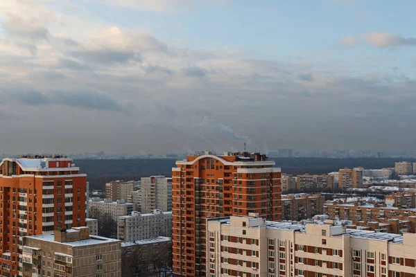 Daken Hoge Woongebouwen Bedekt Met Sneeuw Winterweer Stad Verwarmingsseizoen Rusland — Stockfoto