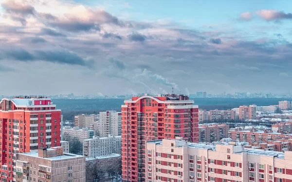 Daken Hoge Woongebouwen Bedekt Met Sneeuw Winterweer Stad Verwarmingsseizoen Rusland — Stockfoto