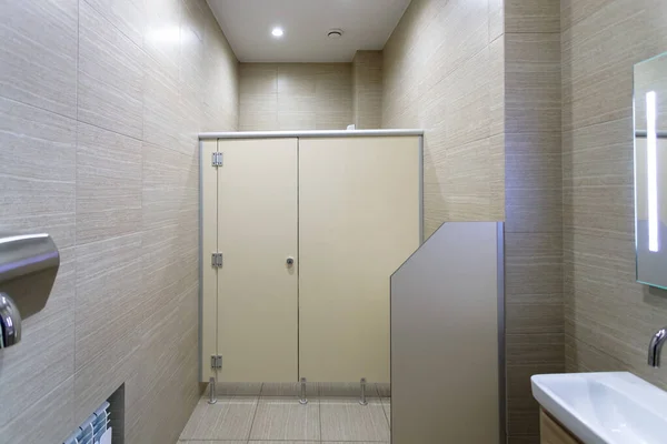 Czysta Nowa Publiczna Toaleta Jest Pusta Publiczne Łazienka Umywalką — Zdjęcie stockowe