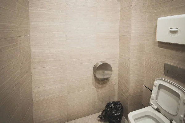 새로운 화장실비어 사무실 건물내의 화장실 — 스톡 사진