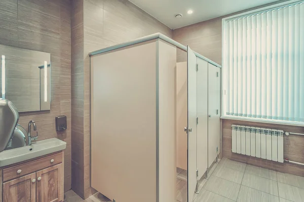 Čistý Nový Veřejný Záchod Prázdný Veřejné Koupelna Interiér Umyvadlem Místnost — Stock fotografie