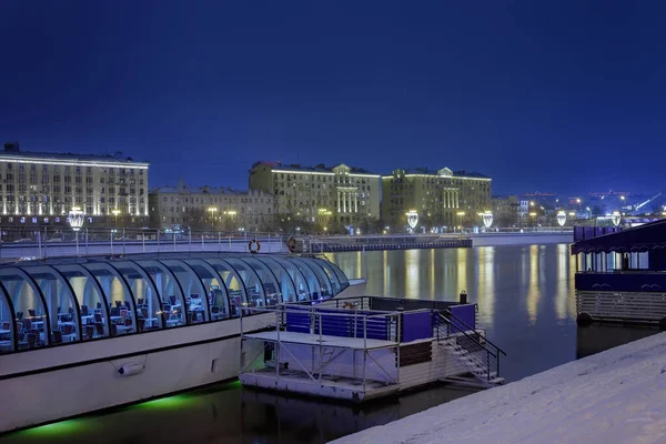 冬のレクリエーション公園 夜の照明だ 喜びのボートのためのマリーナとモスクワ川堤防 — ストック写真