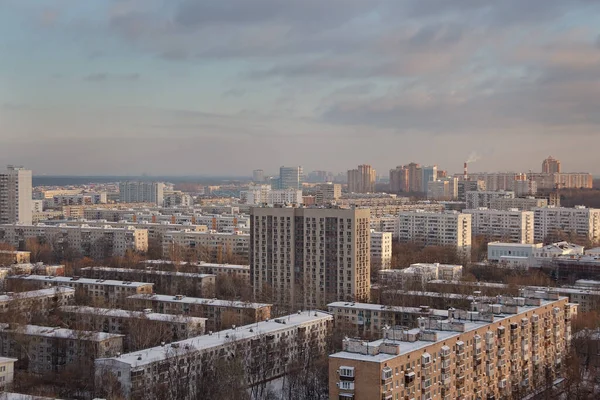 Yukarıdan büyük şehir manzarası. Metropolis, yüksek mavi gökyüzü ve beyaz bulutlar altında. Moskova 'nın kış günündeki en iyi manzarası, hava fotoğrafçılığı